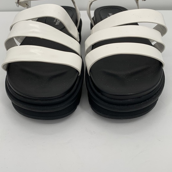 Arizona Jean Co. White Sandals Size 10 - Picture 2 of 6